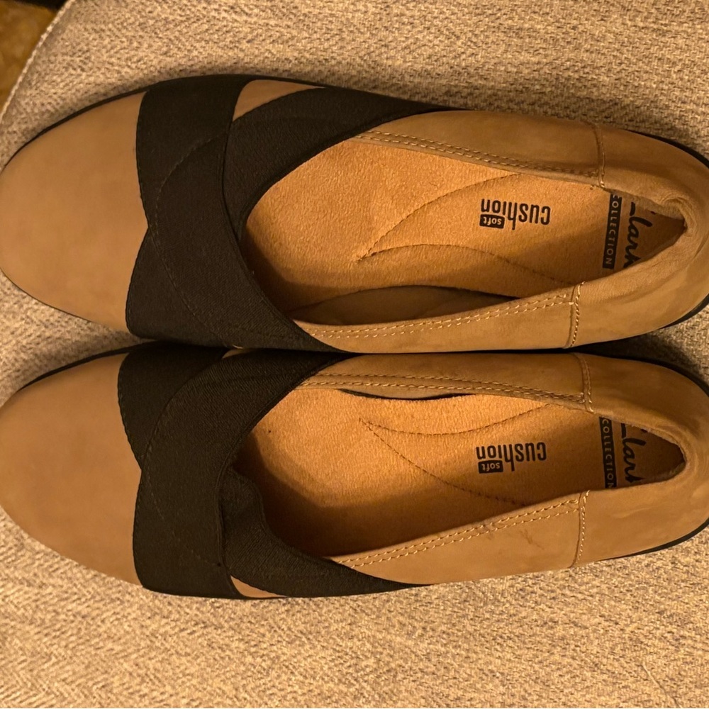 Clarks Tan and Black Flats - Picture 7 of 11